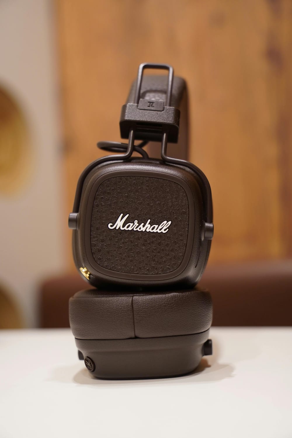 سماعات مارشال على حامل مع خلفية ضبابية

